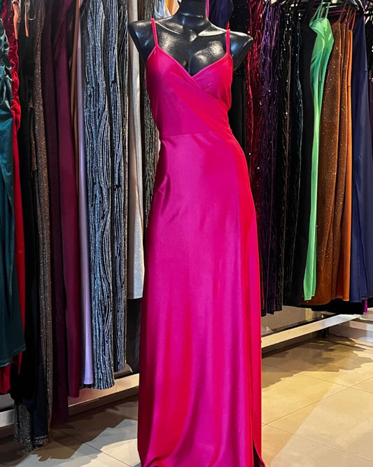 VESTIDO LARGO ESCOTE CRUZADO DE TIRANTES EN COLOR MAGENTA CON FALDILLA LÍNEA A Y ABIERTA
