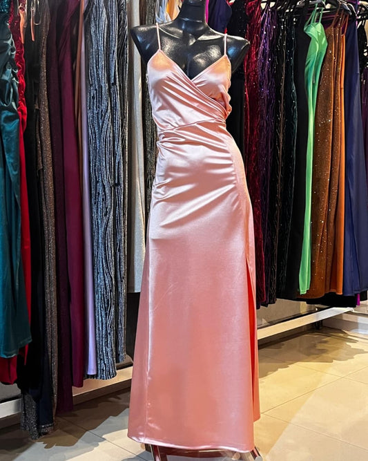 VESTIDO LARGO SARINADO COLOR CORAL CON ESCOTE CRUZADO DE TIRANTES Y CON ABERTURA