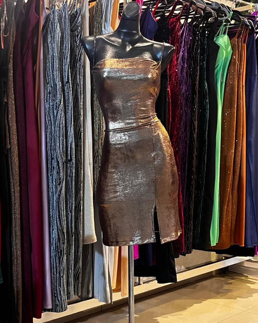VESTIDO CORTO DORADO, ORO VIEJO DE TIRANTES CON PEQUEÑA ABERTURA EN LA FALDA