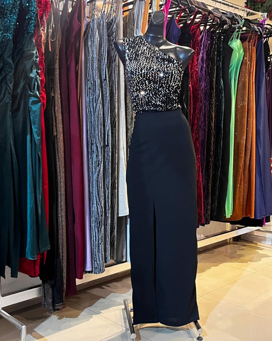 VESTIDO NEGRO LARGO CON PETO DE LENTEJUELAS PLATA, CON UN SOLO HOMBRO, FALDILLA RECTA CON APERTURA