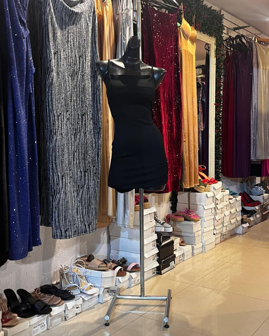 VESTIDO NEGRO CORTO DE TIRANTES DE LICRA ACANALADA
