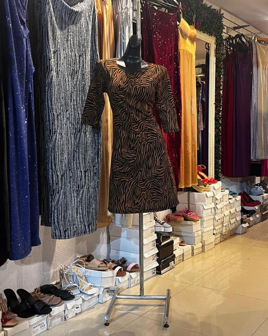 VESTIDO ANIMAL PRINT CORTO EN LÍNEA A CON MAGA TRES CUARTOS