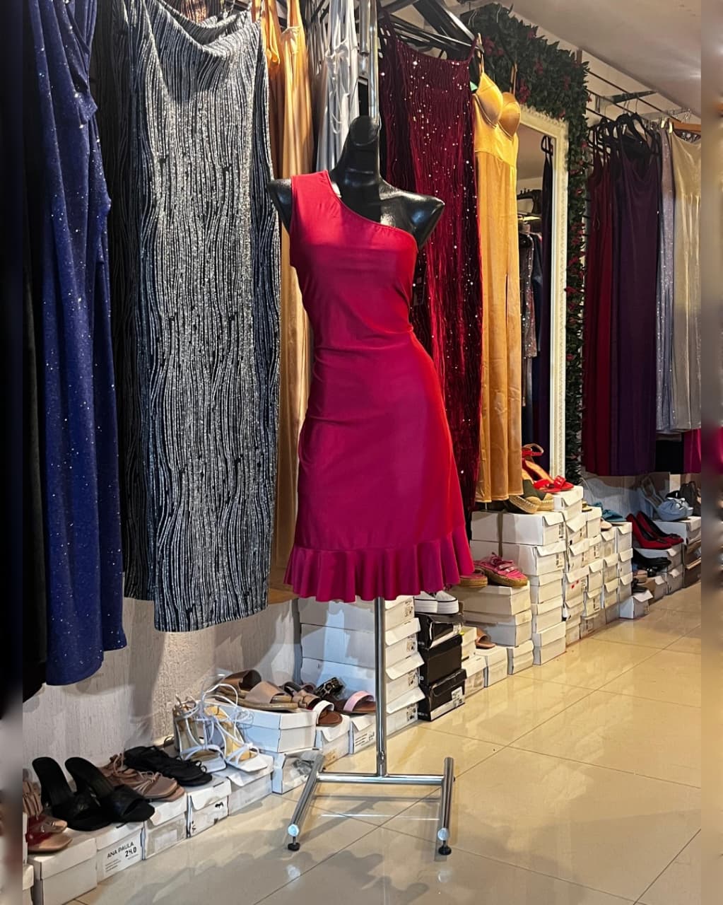 VESTIDO SATINADO CON UN SOLO HOMBRO Y ESCAROLA EN LA FALDILLA