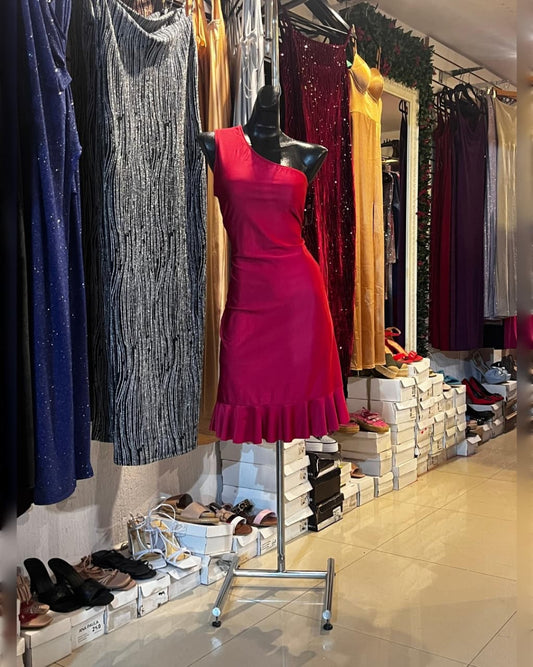 VESTIDO SATINADO CON UN SOLO HOMBRO Y ESCAROLA EN LA FALDILLA