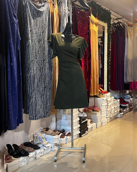 VESTIDO CORTO LÍNEA A, COLOR VERDE MILITAR CON MANGA CORTE MARIPOSA
