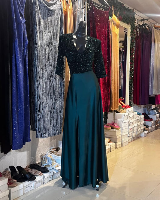 VESTIDO VERDE ESMERALDA CON LENTEJUELAS EN EL PETO, ESCOTE CRUZADO Y FALDILLA EN LÍNEA A CON AVERTURA