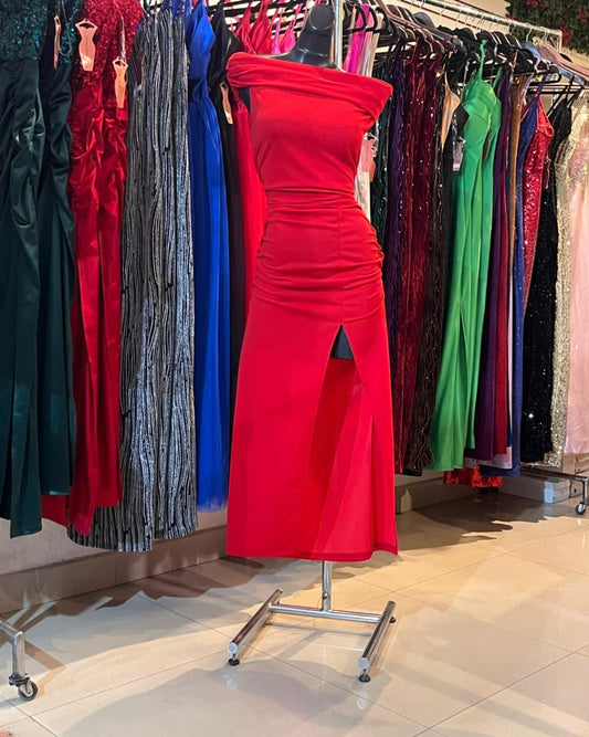VESTIDO ROJO LARGO CON DETALLE DE TIRA BUSTO Y BRAZOS Y ABIERTA EN LA PIERNA