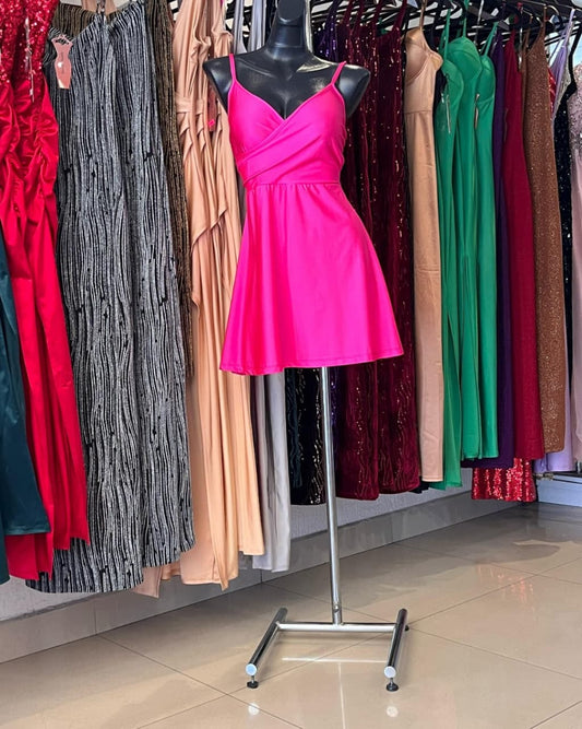 VESTIDO ROSA CORTO FALDILLA LÍNEA A CON TIRANTES DE ESCOTE CRUZADO TELA SATINADA