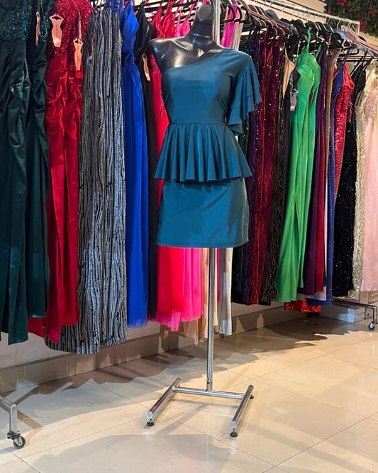 VESTIDO CORTO SATINADO DE UN SOLO HOMBRO CON UNA MANGA DOBLE MARIPOSA Y OLAN EN LA FALDILLA