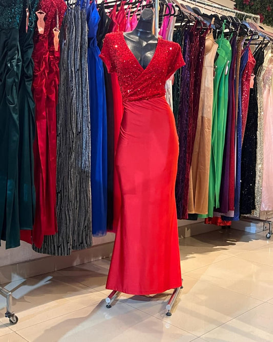VESTIDO LARGO ROJO CON LENTEJUELAS EN EL PETO, ESCOTE CRUZADO, DE FALDILLA CORTE SIRENA