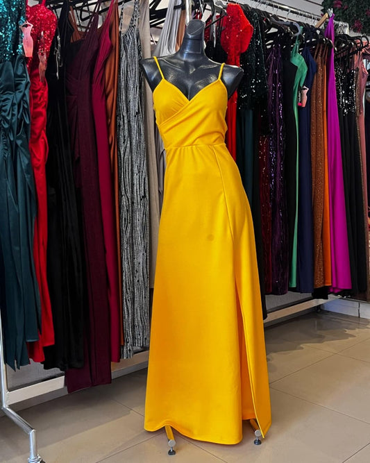 VESTIDO AMARILLO LARGO, DE TIRANTES CON ESCOTE CRUZADO Y FALDILLA LÍNEA A