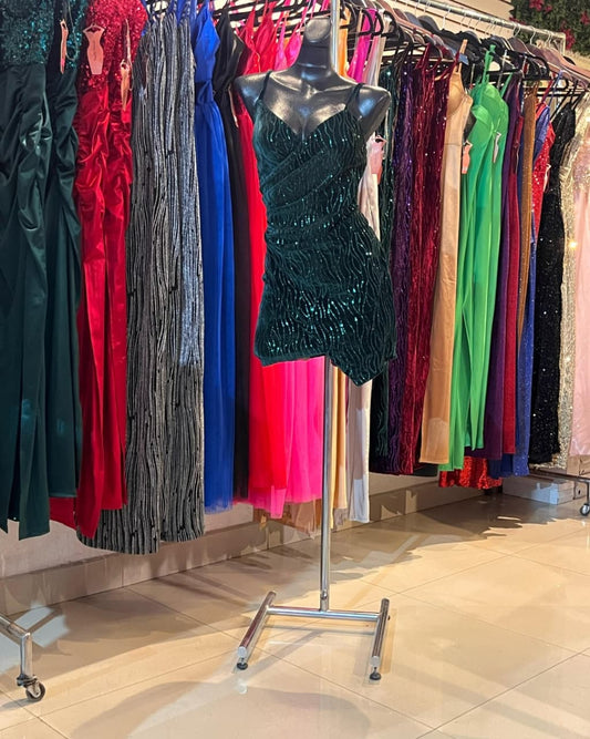 VESTIDO VERDE ESMERALDA CORTO CON LENTEJUELAS, DE TIRANTES  Y CRUZADO ASIMETRICO