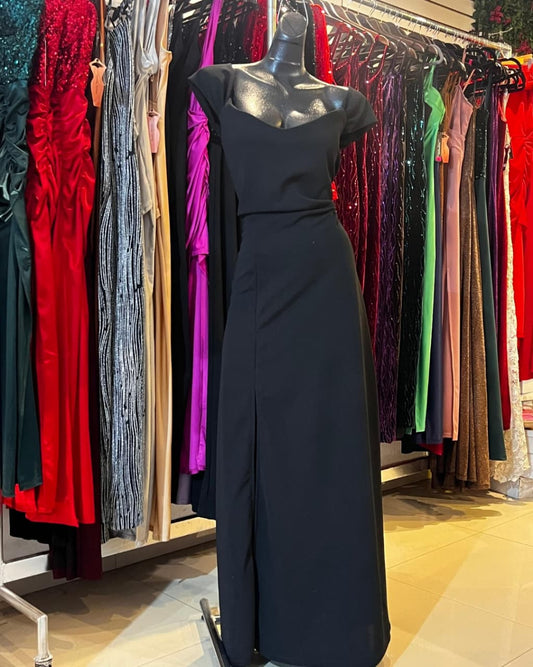 VESTIDO NEGRO LARGO DE PEQUEÑA MANGA CAIDA CON HOMBROS DESCUBIERTOS, DE FALDILLA  LÍNEA A