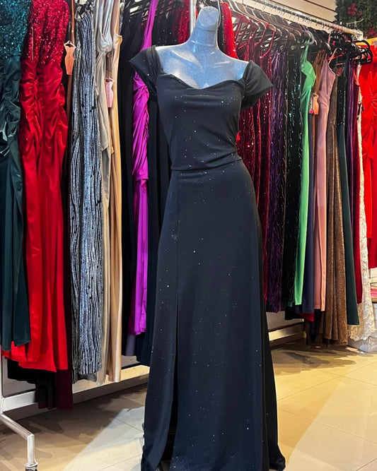 VESTIDO NEGRO CON GLITTERLARGO DE PEQUEÑA MANGA CAIDA CON HOMBROS DESCUBIERTOS, DE FALDILLA  LÍNEA A
