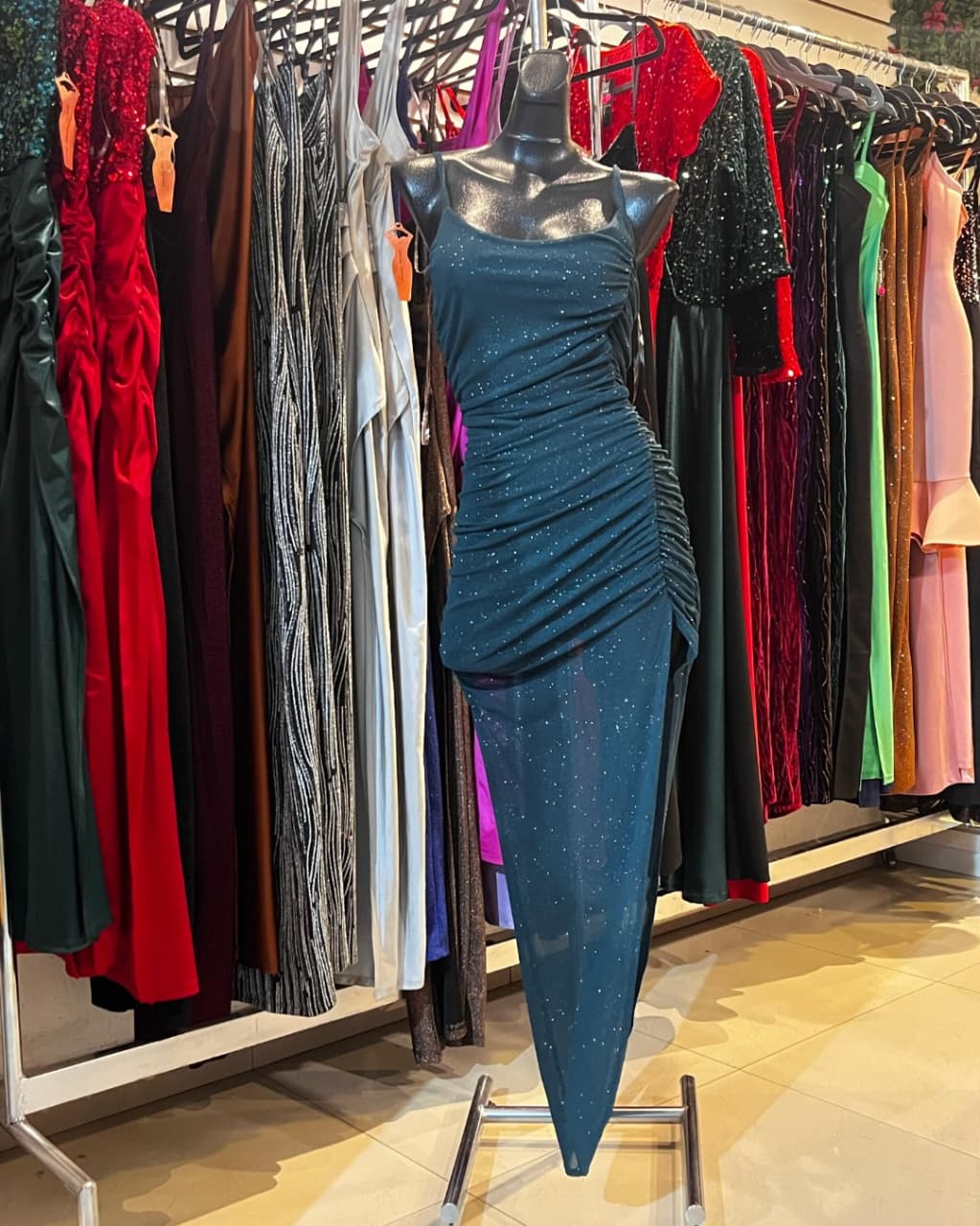 VESTIDO VERDE ESMERALDA CON GLITTER, ASIMETICO, DE TIRANTES