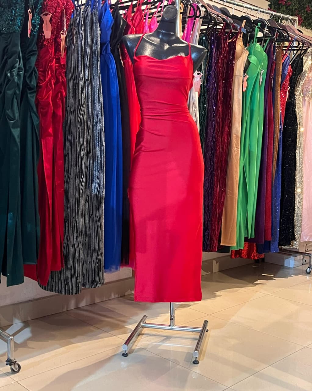 VESTIDO ROJO DE TELA DE LICRA SATINADA CON ABIERTA LATERAL Y ESPALDA DE TIRAS CRUZADAS