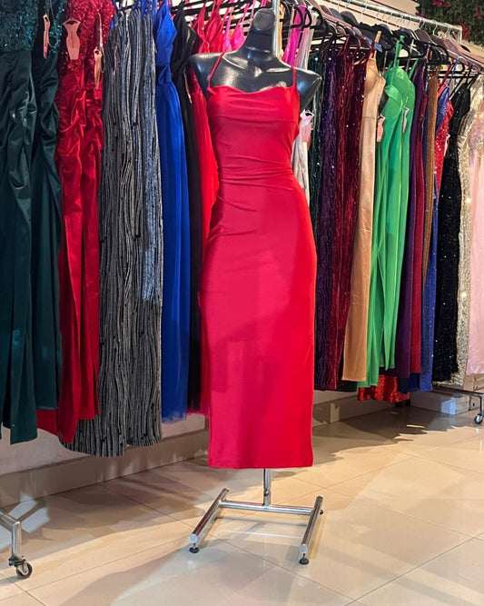 VESTIDO ROJO DE TELA DE LICRA SATINADA CON ABIERTA LATERAL Y ESPALDA DE TIRAS CRUZADAS
