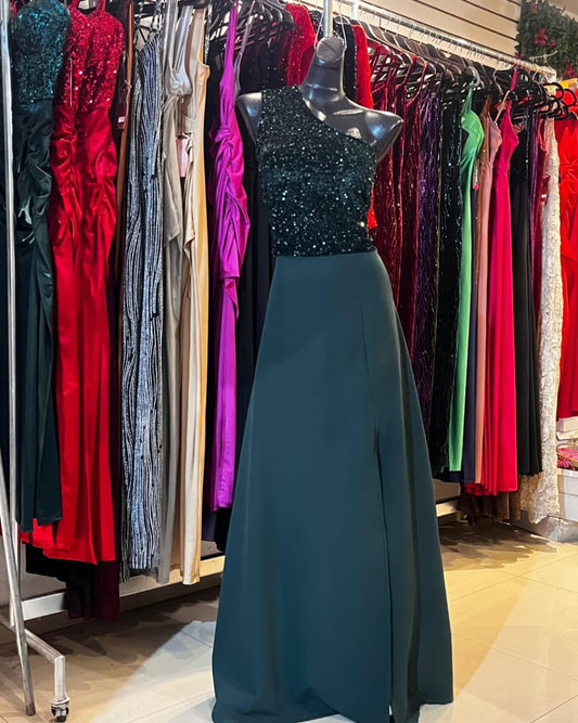 VESTIDO VERDE ESMERALDA LARGO DE UN SOLO HOMBRO CON LENTEJUELAS EN EL PETO, FALDA LÍNEA A CON ABIERTA