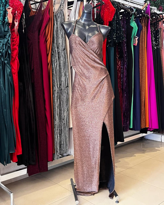 VESTIDO LARGO DE GLITTER COLOR COBRE, CRUZADO CON DRAPEADO EN CINTURA