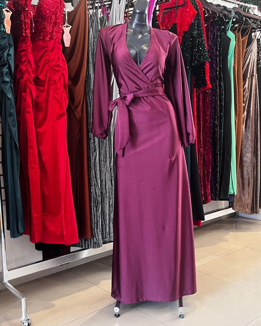 VESTIDO TINTO LARGO CON ESCOTE CRUZADO, MAGA LARGA Y FALDILLA LÍNEA A