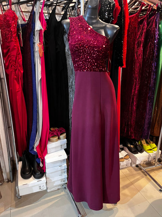 VESTIDO TINTO LARGO, CON UN SOLO HOMBRO, CON LENTEJUELAS EN EL PETO