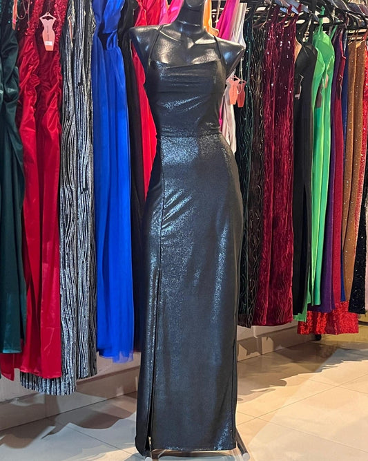 VESTIDO LARGO NEGRO CON GLITTER PLATA, DE ESPADA DESCUBIERTA CON TIRAS CRUZADAS Y ABIERTA EN LA FALDA