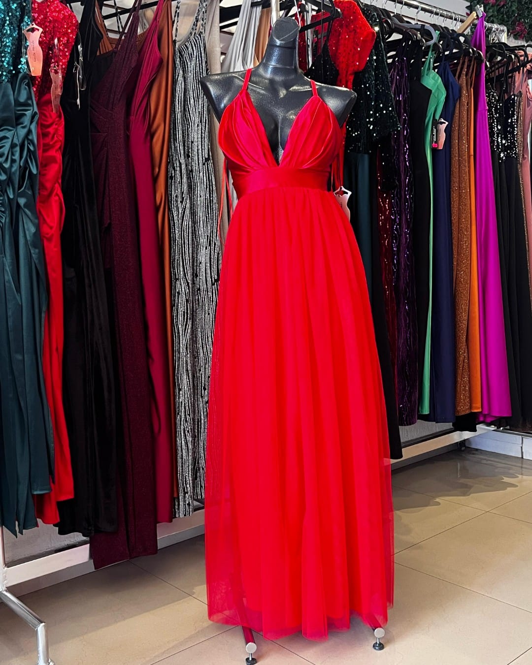 VESTIDO LARGO ROJO CON FALDA DE TULL Y COPAS DE SATIN, TIRANTE CRUZADO AJUSTABLE HMD13545A