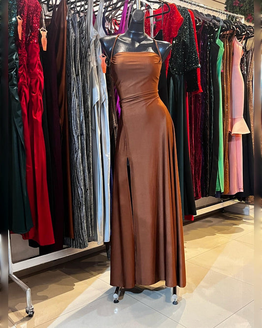 VESTIDO LARGO TERRACOTA, CON TITAS CRUZADAS EN LA ESPALDA Y FALDA LÍNEA A CON ABIERTA