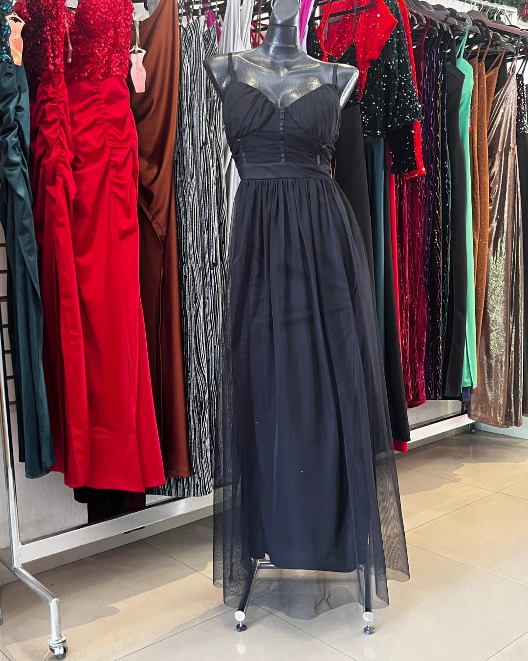 VESTIDO LARGO NEGRO DE TIRANTES CON FALDILLA DE TULL ID5431