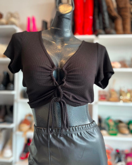 BLUSA NEGRA CON ESCOTE Y JATETAS AJUSTABLES