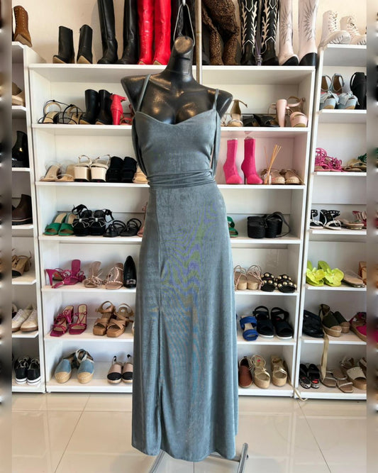 VESTIDO GRIS LARGO, CON MANGA CAÍDA, CON TIRAS TIPO CORSET CRUZADAS EN LA ESPALDA Y ABIERTA EN LA PIERNA