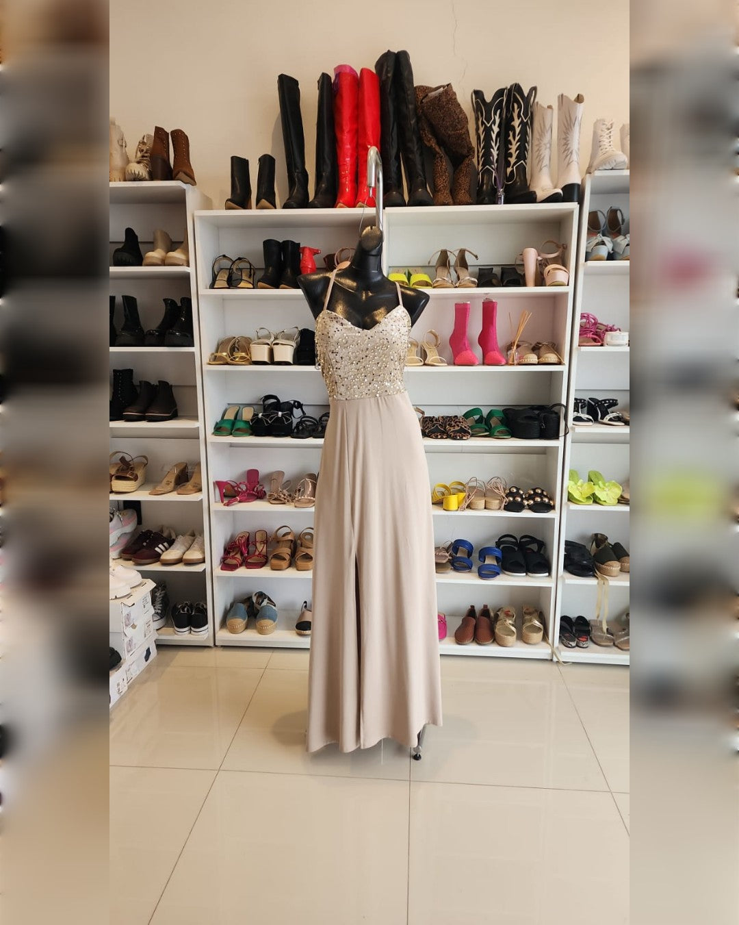 VESTIDO LARGO BEIGE (CHAMPAGNE) CON LENTEJUELAS EN EL PETO DE TITANTES CRUZADOS