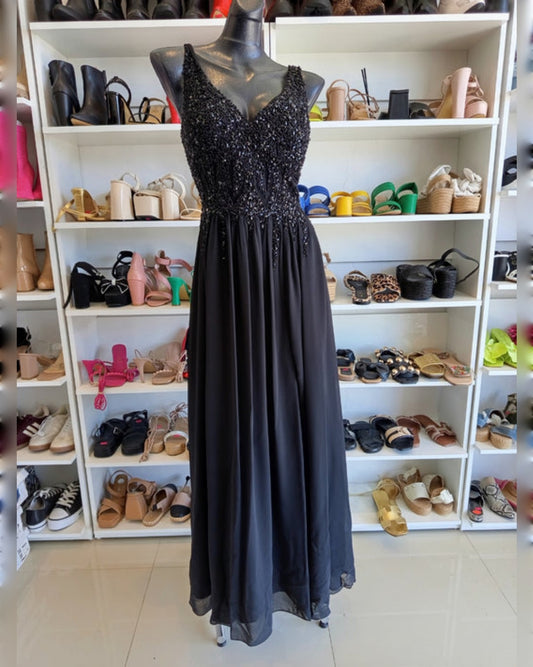 VESTIDO NEGRO CON APLICACIÓN