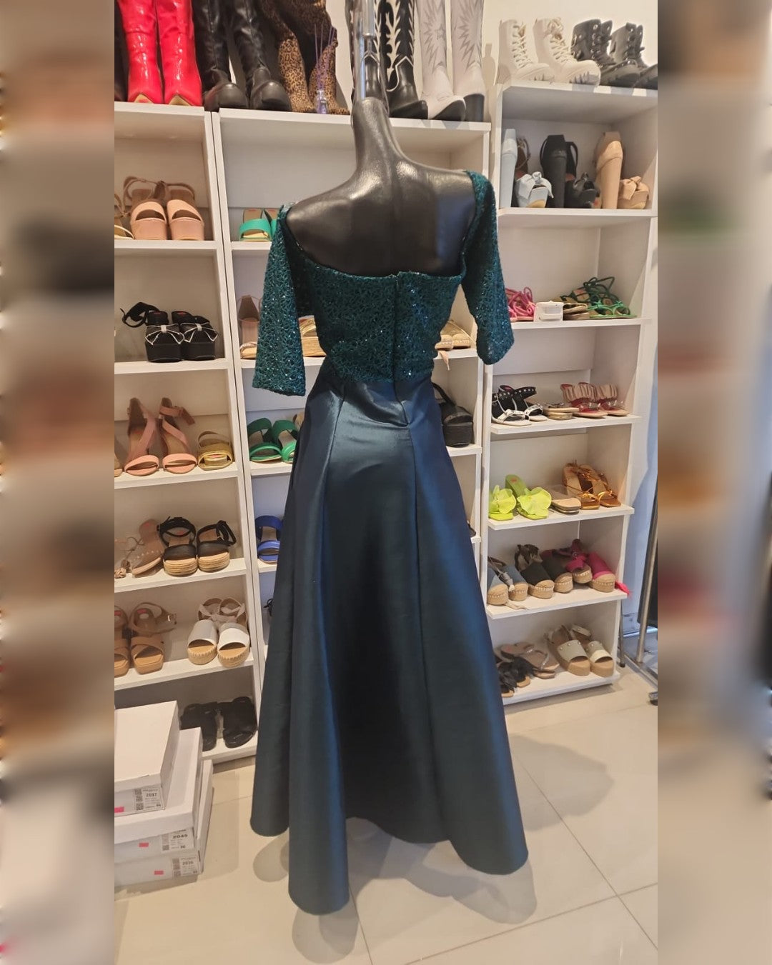 VESTIDO VERDE ESMERALDA LARGO CON MANGA TRES CUARTOS
