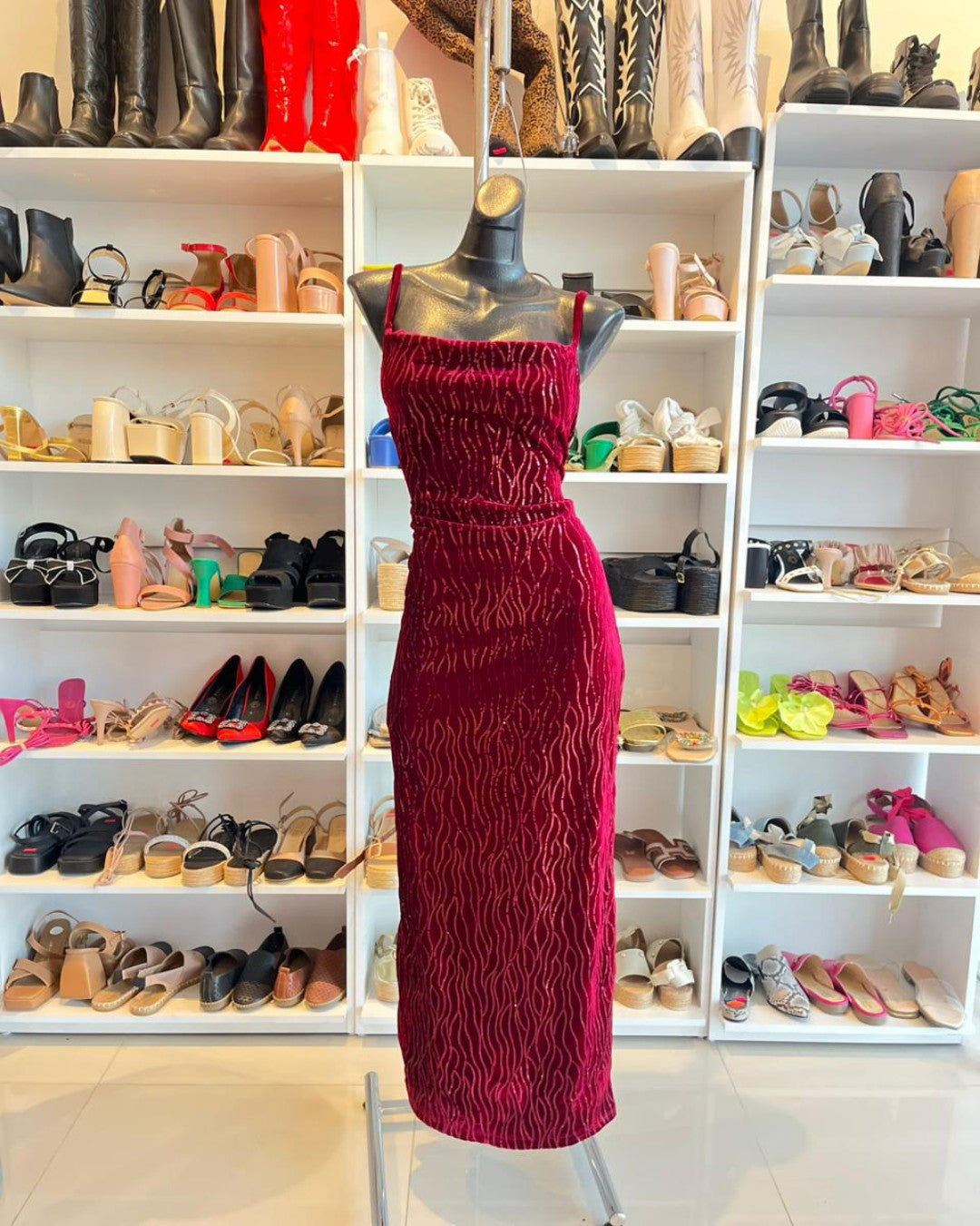 VESTIDO TINTO DE TERCIOPELO CON LENTEJUELAS DE TIRANTES