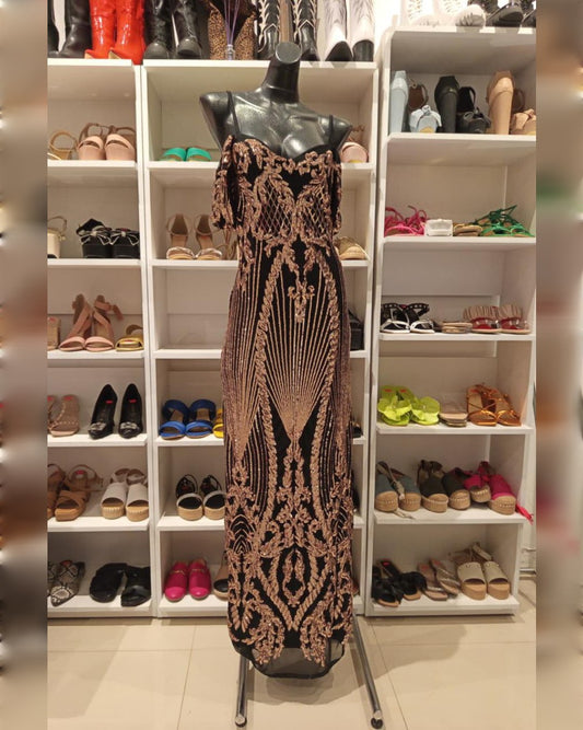 VESTIDO LARGO NEGRO CON LENTEJUELAS DORADAS DE TITANTES Y MANGAS CAIDAS