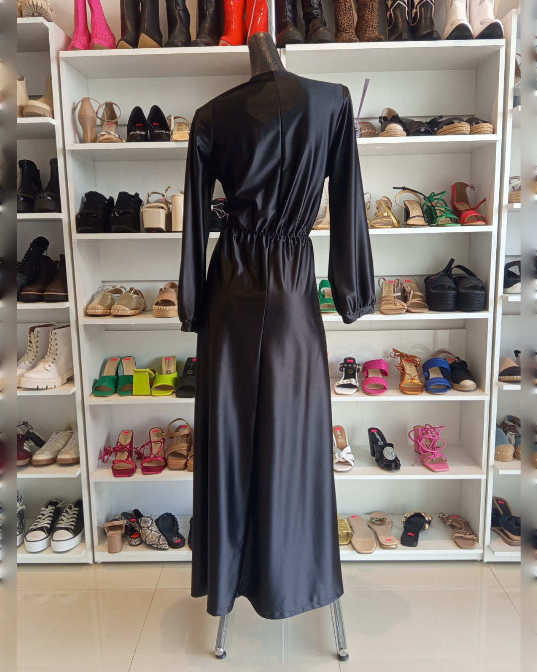 VESTIDO NEGRO LARGO, CON MANGA LARGA Y ESCOTE CRUZADO