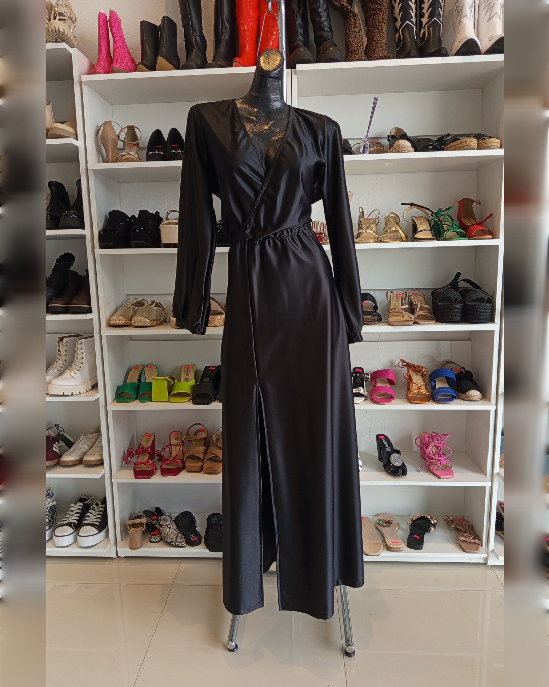VESTIDO NEGRO LARGO, CON MANGA LARGA Y ESCOTE CRUZADO