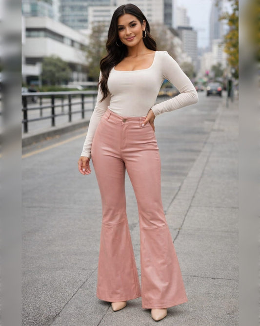 PANTALÓN DE VINIPIEL ACAMPANADO COLOR ROSA PALO