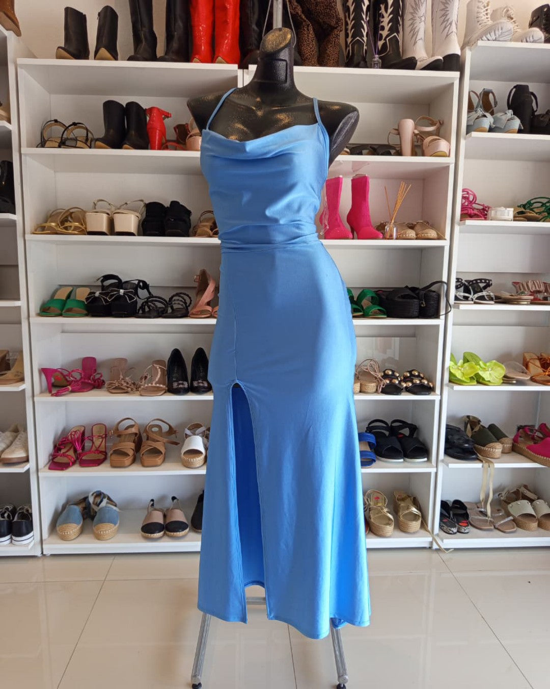 VESTIDO LARGO AZÚL CIELO CON ABIERTA EN LA PIERNA