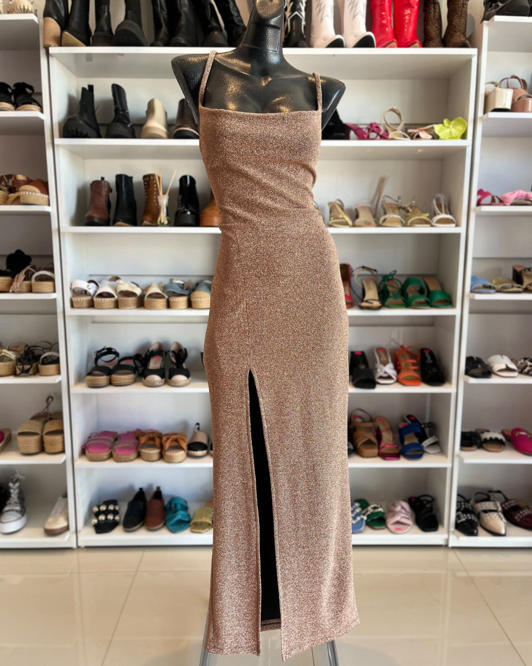 S0262 VESTIDO LARGO DE GLITTER CON TIRAS CRUZADAS EN LA ESPALDA, FALDA RECTA CON ABIERTA