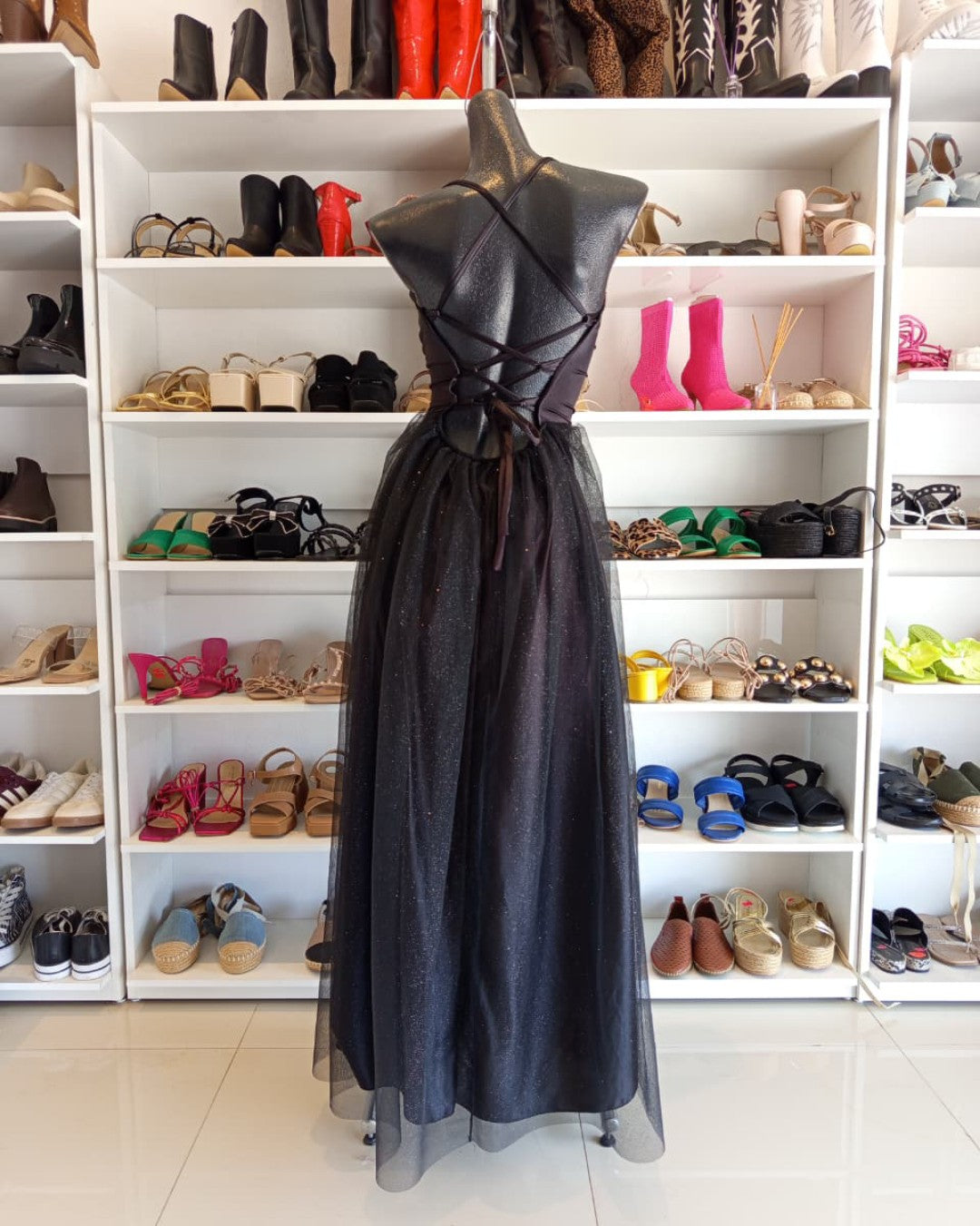 VESTIDO NEGRO CON TIRAS CRUZADAS EN LA ESPALDA DESCUBIERTA, CON FALDA DE TULL NEGRO