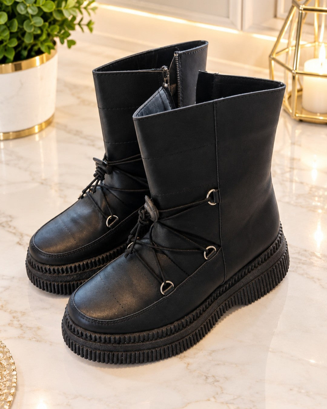BOTINES NEGROS CON RESORTES COMO AGUJETAS