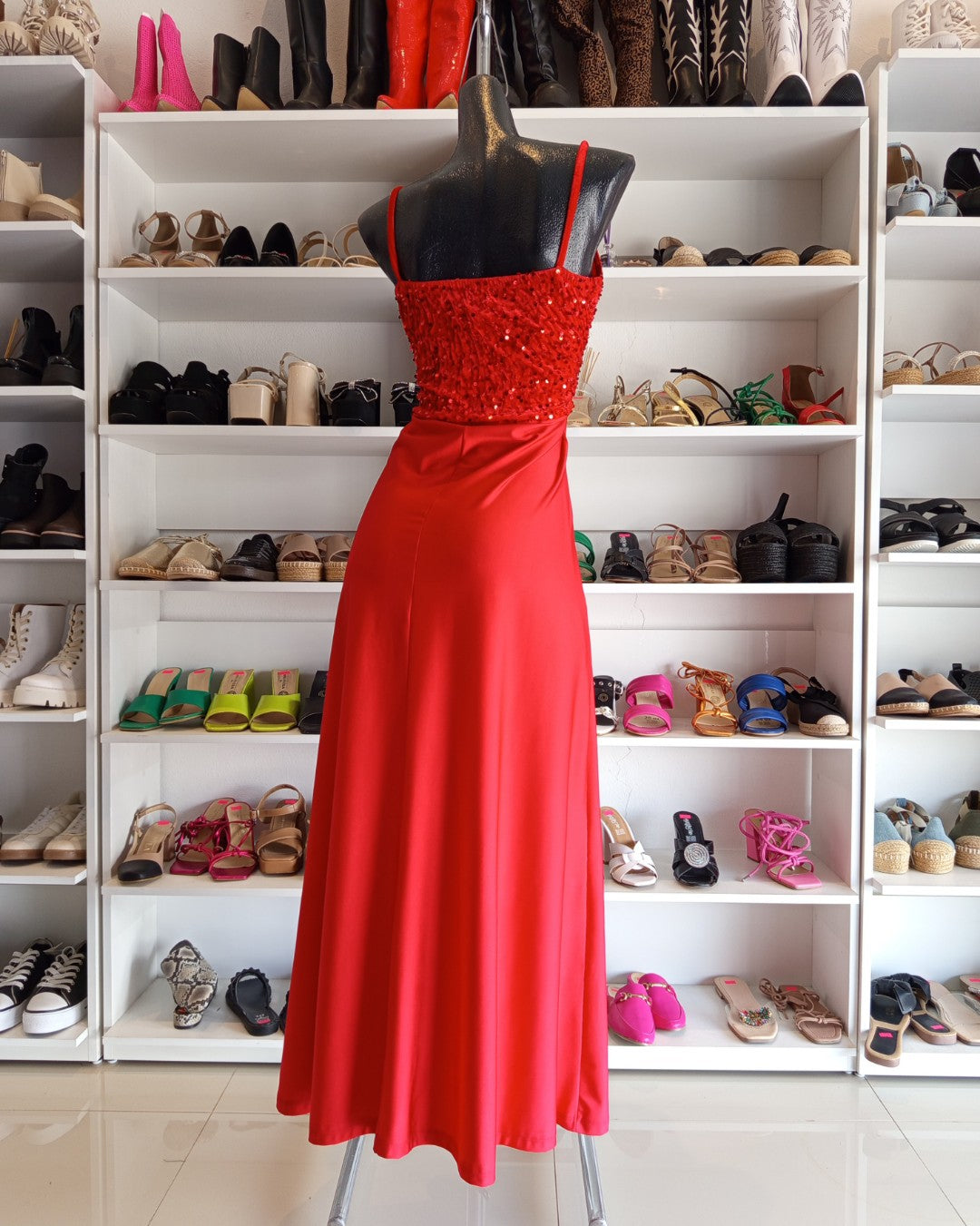 VESTIDO ROJO LARGO, COM LENTEJUELAS EN EL PETO, DE TIRANTES