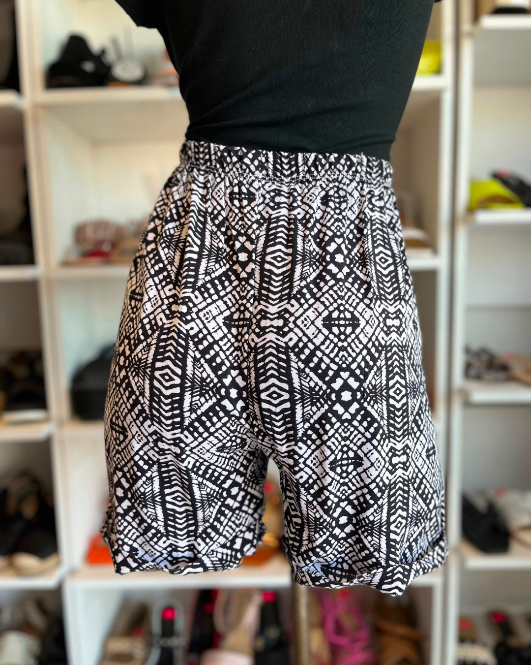 S0130 SHORT ESTAMPADO  NEGRO CON BLANCO