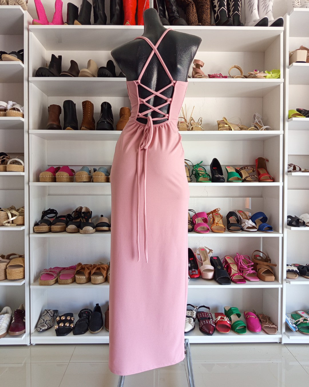 S0203 VESTIDO ROSA PALO, LARGO, FALDA RECTA, CON ABIERTA, TIRAS CRUZADAS EN LA ESPALDA