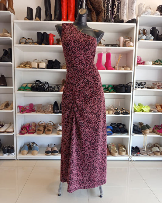 VESTIDO LARGO DE ANIMAL PRINT ROSA CON NEGRO, CON UN SOLO HOMBRO Y ABIERTA EN LA PIERNA