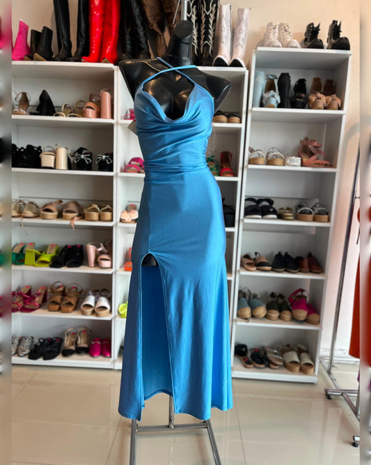VESTIDO LARGO AZÚL CIELO CON ABIERTA EN LA PIERNA