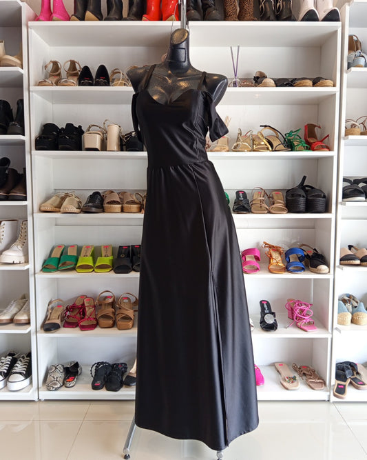 S0008 VESTIDO NEGRO LARGO, DE SATÍN CON TIRAS TIPO CORSET, MANGA CAÍDA Y ABIERTA EN LA FALDA