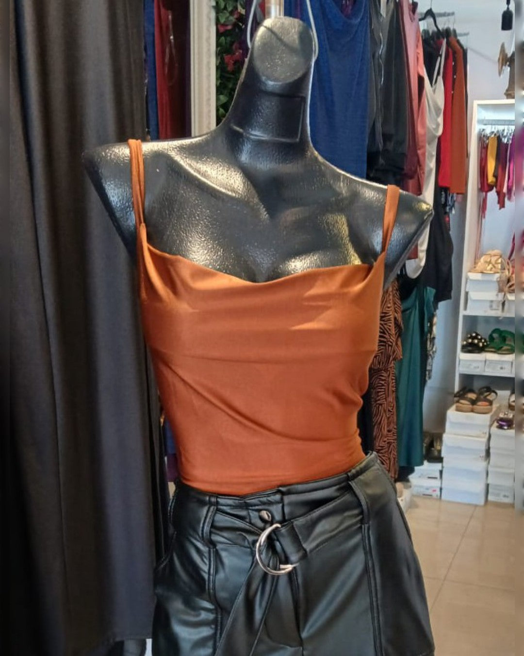 BLUSA DE TIRANTES TERRACOTA, DE LICRA SATINADA